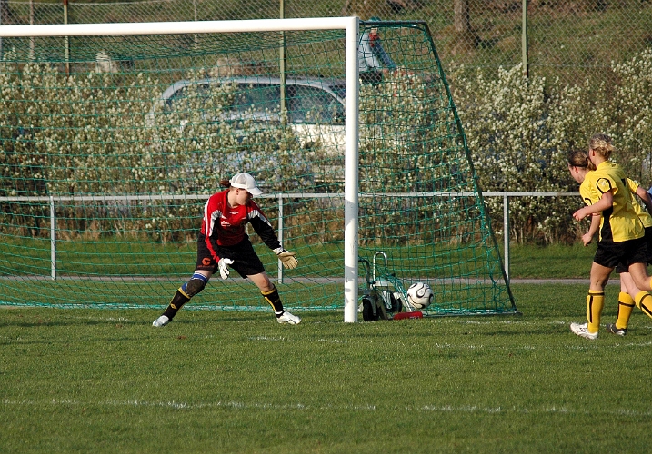 2007_0503_05.JPG - Södras målvakt Johanna Hermansson gör en räddning nere vid stolpen